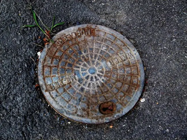 Upozornění obyvatelům finských domků - omezení dopravy - 0 - manhole-cover-g55266d023_1280.jpg